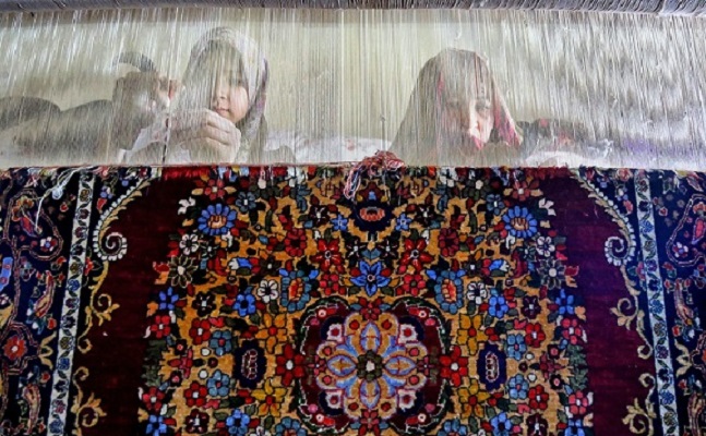 فرش ابریشم روستای دویدخ در جشنواره  فجر صنایع دستی پذیرفته شد,